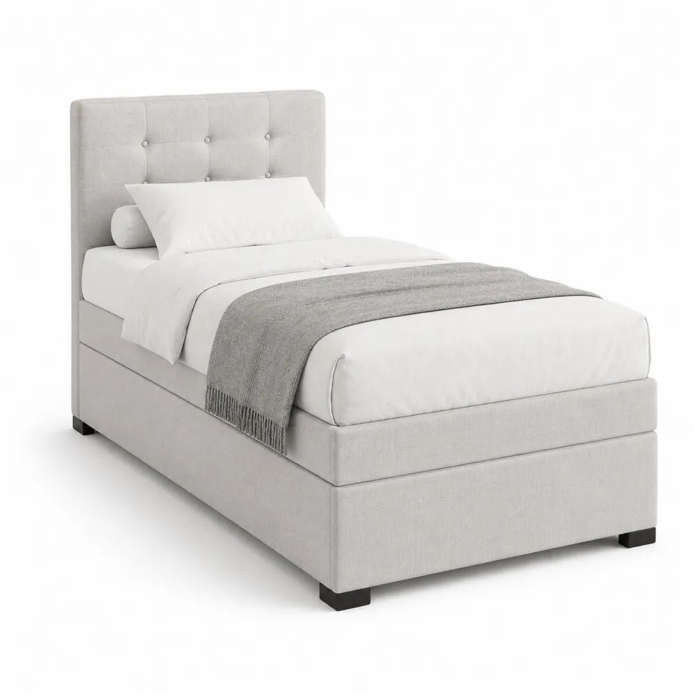 Lit simple en tissu gris clair avec matelas et tête de lit capitonnée, couchage 90 × 190 cm, dimensions 100 × 205 × 120 cm